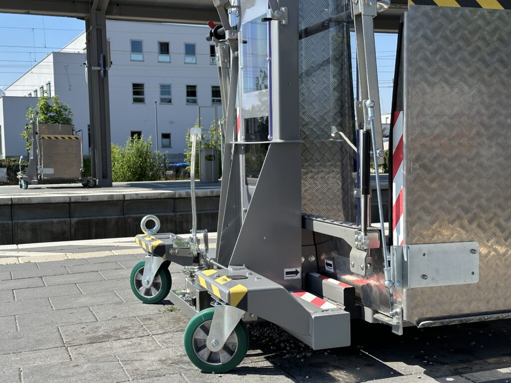 Diese mobile Hebebühne für Rollstühle kann vollautomatisch bedient werden.